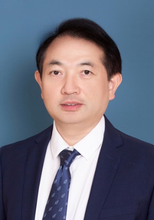 穿着西装的男人描述已自动生成